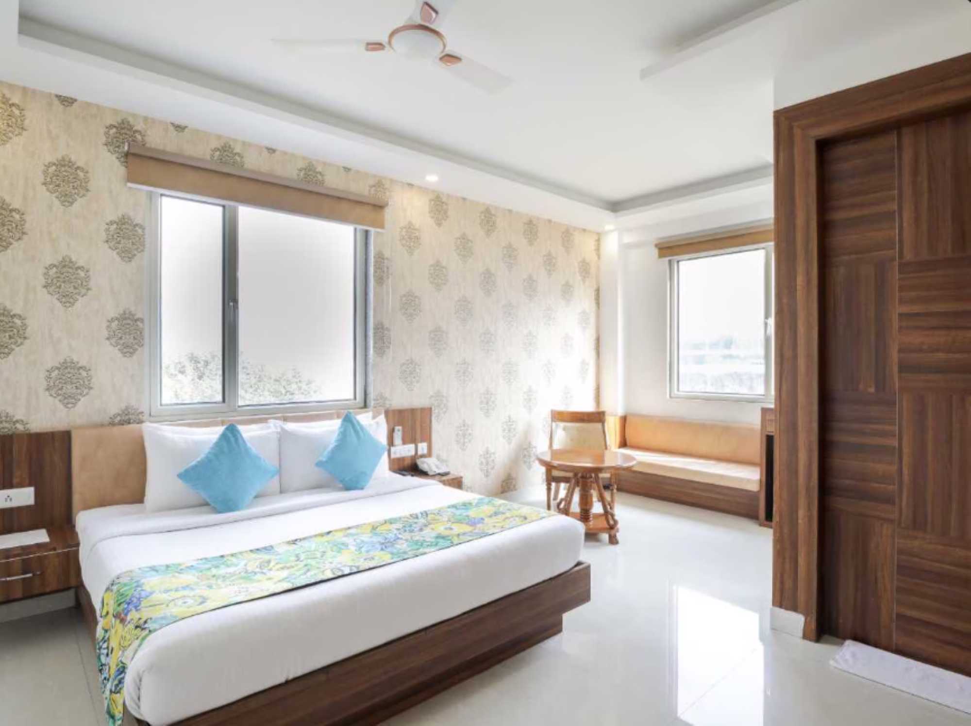 Superior Room seating